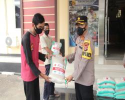 POLRES LEBAK BERIKAN BANTUAN BERAS