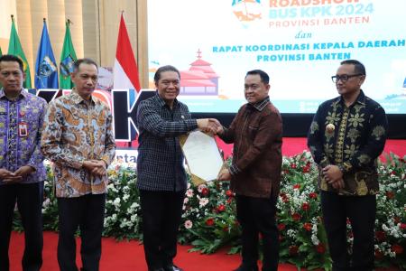 KAKANWIL BPN BANTEN SERAHKAN SERTI