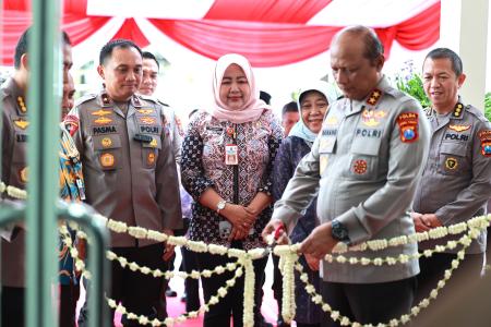 KAPOLDA JATIM RESMIKAN INSTALASI P