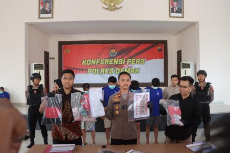  SINDIKAT UANG PALSU KELUARGA DIBE