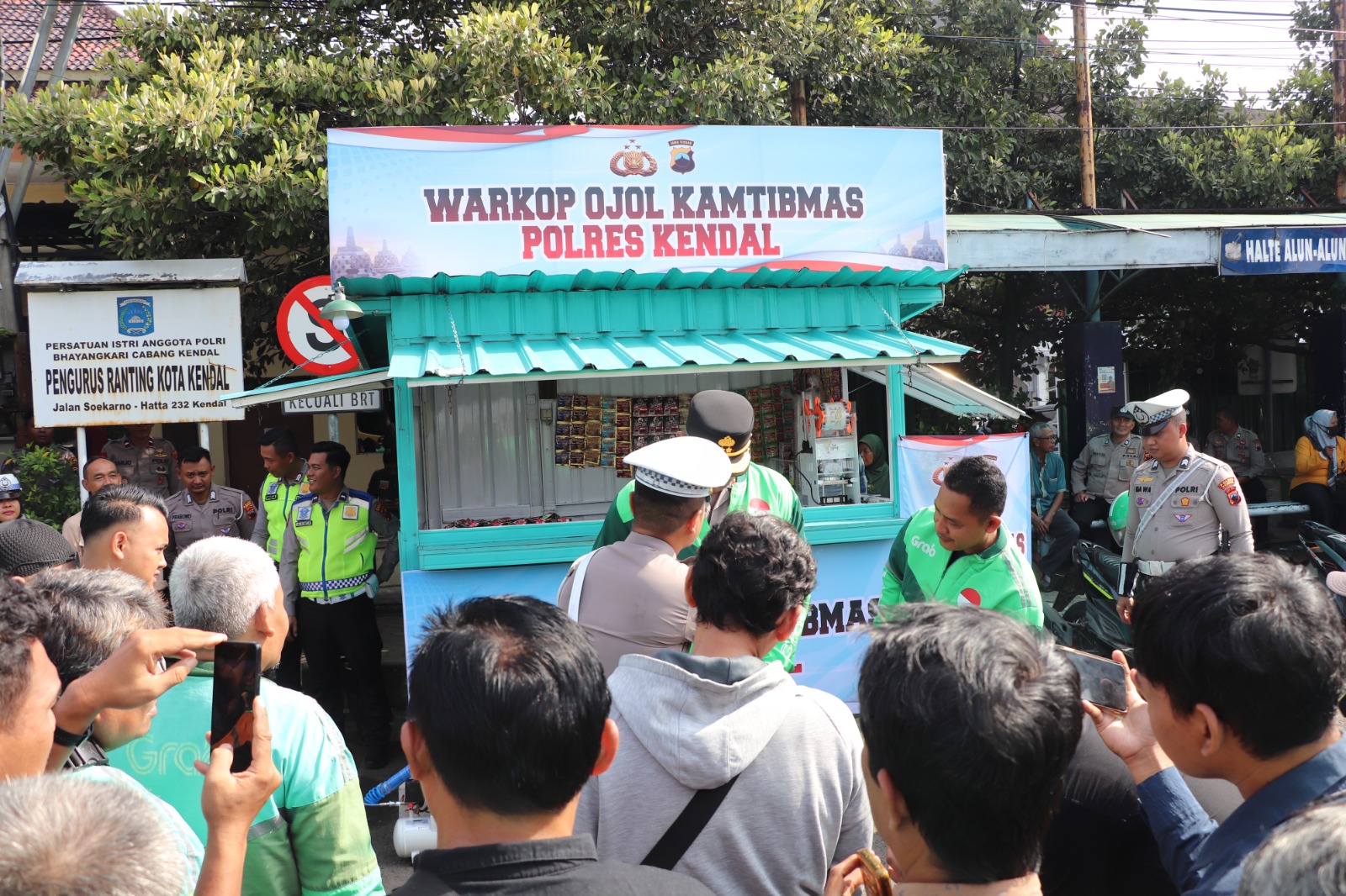 Polres Kendal Dorong Ojol Jadi Mitra Keamanan, Hadirkan Warkop dan Layanan Kesehatan Gratis