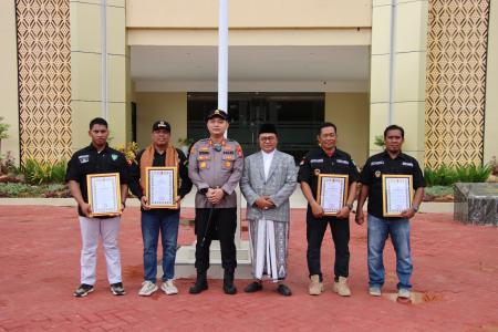 Polres Sumenep Berikan Penghargaan Kepada 5 Warga yang Bantu Tugas Kep