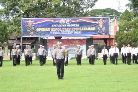 POLRES BONDOWOSO MELAKSANAKAN APEL