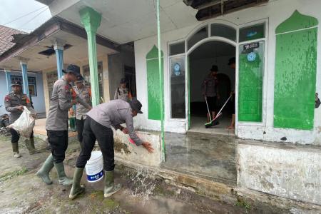 Polisi Bersihkan Tempat Ibadah dan Rumah Warga Terdampak Abu Vulkanik 