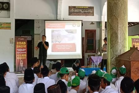 Polres Kediri Beri Edukasi Bahaya Narkoba kepada Para Santri