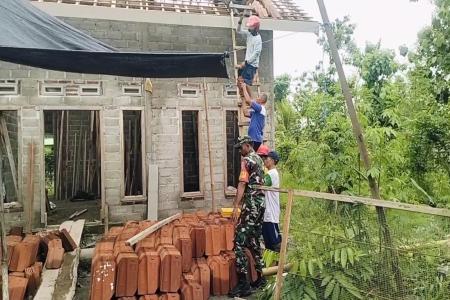 Wujud Kepedulian Terhadap Masyarakat Babinsa Maron Bantu Pasang Atap R