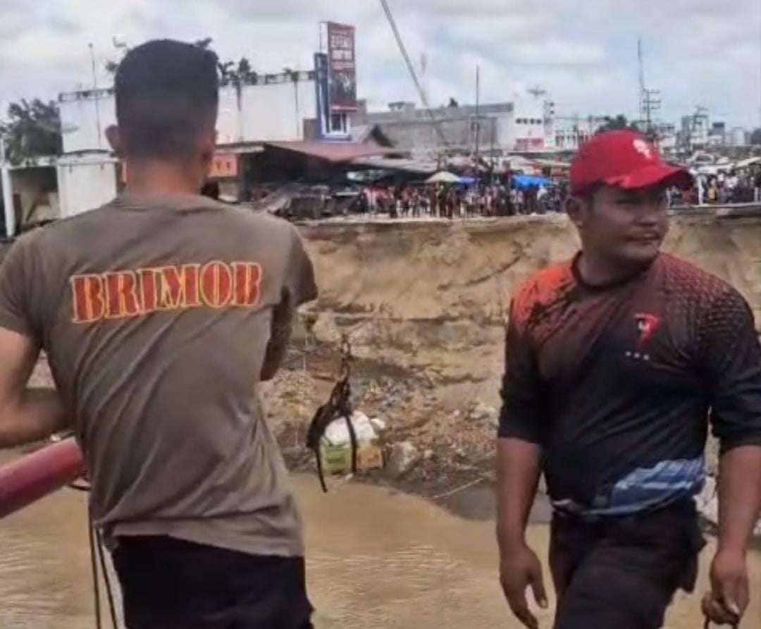 Brimob Aceh Pasang Tali Sling pada Jembatan Putus dan Geser Speed Boat untuk Mendukung Mobilitas War