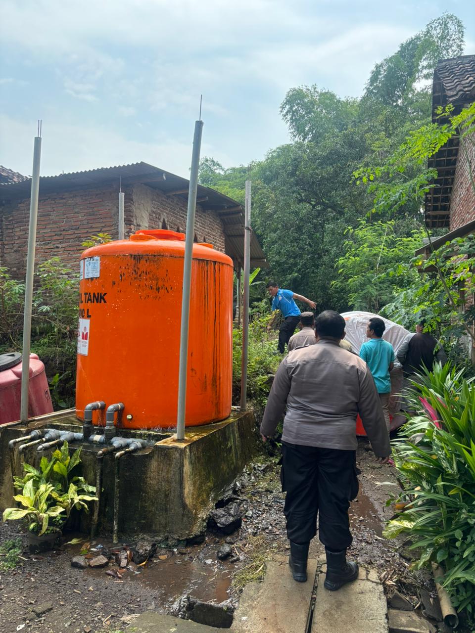 Polsek Kejayan Bersama PT Tirta Jaya  Salurkan Bantuan Air Bersih ke Dua Desa Terdampak Kekeringan