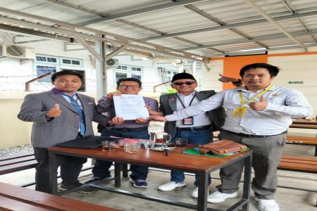 EMPAT BELAS ADVOKAT LAYANGKAN PETI