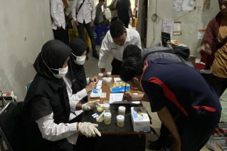 Cegah Narkoba Lewat Paket BNNK Kendal Tes Urine Karyawan JNE