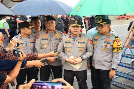 Polri Kerahkan 3 Pesawat 5 Helikopter dan 9 Kapal untuk Percepatan Ban